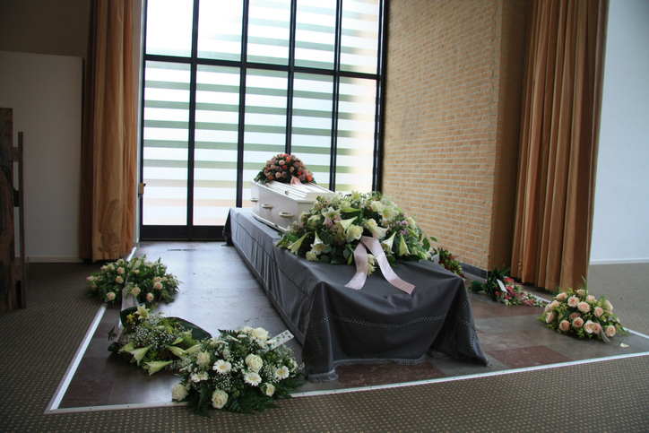 白い棺に手向けられている献花